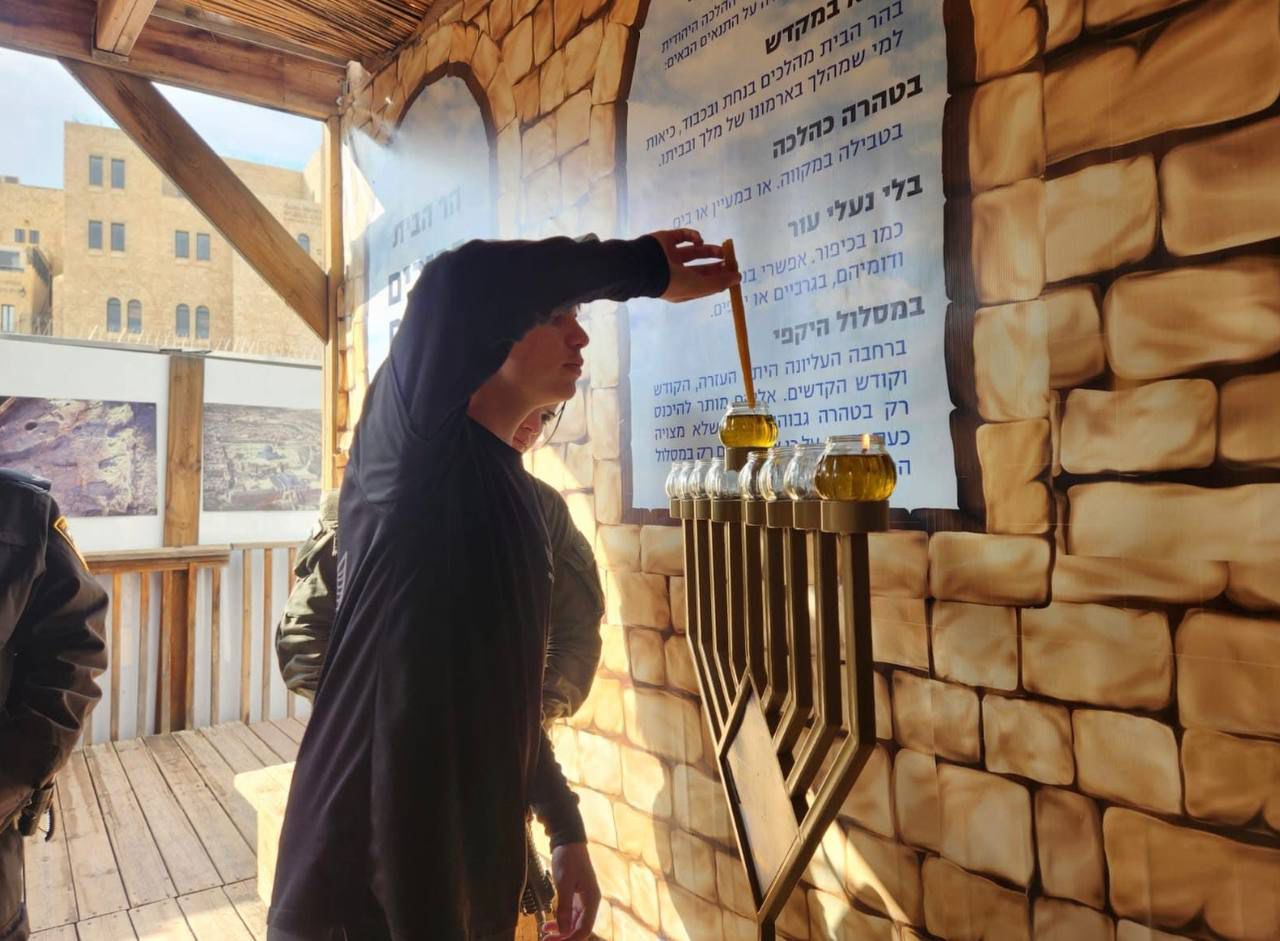 Hanukkah... ketika api Zionis merusak wajah Al-Aqsa, membakar Gaza, dan ...