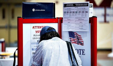 Jajak pendapat Fox News menunjukkan dukungan terhadap Trump rendah ketika Partai Demokrat memimpin pemungutan suara di DPR