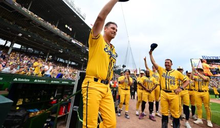 Kerry Wood melakukan lemparan trik untuk Pisang di Wrigley Field