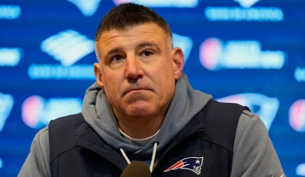 Mike Vrabel tiba di konferensi pers Patriots dengan anak anjing di tangan saat dia menghindari pertanyaan Dianna Russini