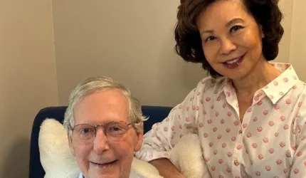 Mitch McConnell memberikan informasi terkini tentang kesehatan setelah musim gugur, dengan foto baru