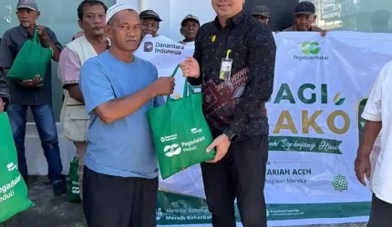 Pegadaian Syariah Banda Aceh Bagikan 150 Paket Sembako untuk Tukang Becak