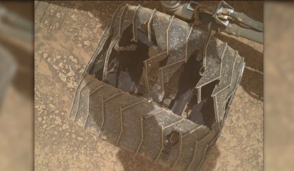 Penjelajah Curiosity Mars memeriksa foto roda retak hari itu pada 27 Juli 2026