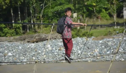 Perjuangan Bangsawan, Bocah Sikundo Bertaruh Nyawa Seberangi Jembatan Kabel Demi Sekolah dan Bermain