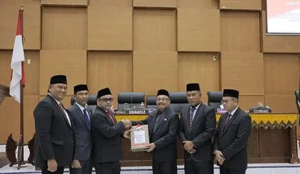 Bupati Pidie Serahkan Rancangan KUA-PPAS 2027 ke DPRK, Pendapatan Diproyeksi Rp1,38 Triliun