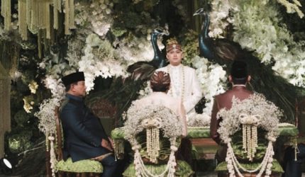 Dekorasi Akad Pernikahan Kasespri Prabowo Jadi Sorotan: Ornamen Merak Bergambar Burung Merak Jantan