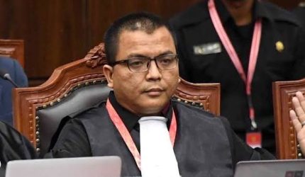 Denny Indrayana Klaim Kompetisi Diploma SMA Gibran Capai Rp 2 Miliar