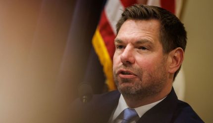 FBI menggerebek rumah mantan Rep. Eric Swalwell, menyita perangkat dalam penyelidikan yang terkait dengan klaim pelecehan seksual