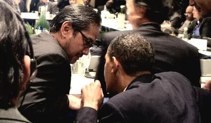 Foto Langka Obama Berlutut di Depan Marty Natalegawa, Netizen Siku Kualitas Menlu RI Lainnya