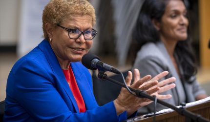 Karen Bass kalah dalam debat melawan Nithya Raman. Dengan buruk