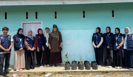 Mahasiswa KKN Unimal Tanam Tanaman Herbal di Desa Bayu, Dorong Kemandirian Warga