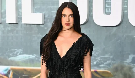 Margaret Qualley Membawa Sandal Barefoot Chanel ke Karpet Merah