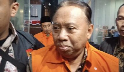 Mengenakan rompi KPK berwarna oranye, Rektor Unsoed hanya bungkam saat digiring ke mobil tahanan