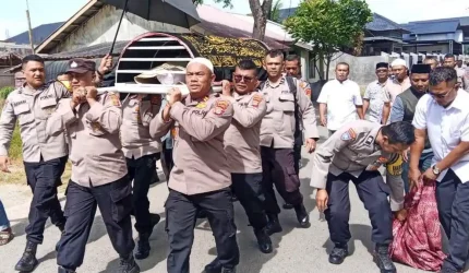 Momen Kapolsek Peukan Bada Usung Jenazah Kanit Provos di Lambaro Skep Banda Aceh