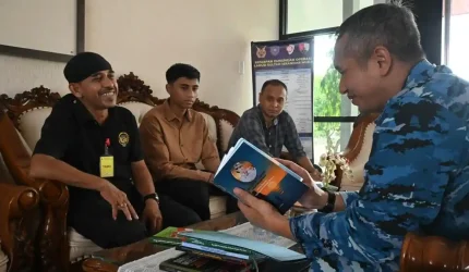 Panglima Yatim Bahas Buku “Langit Indonesia” Bersama Danlanud SIM