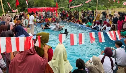 Meriahkan HUT Ke-81 RI, Anggota DPR Gelar Lomba Perang Bantal di Abdya, Berhadiah Ayam dan Sembako