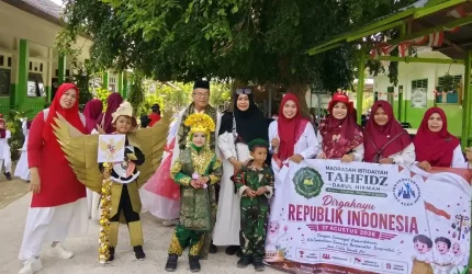 Meriahkan HUT Ke-81 RI , Siswa dan Santri Dayah Darul Hikmah Kajhu Aceh Besar Ikut Pawai Budaya