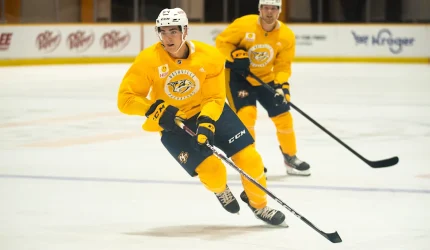 Red Wings melakukan perdagangan dengan Predator untuk mendapatkan Notre Dame setinggi 6 kaki 8 kaki