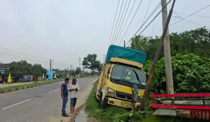 Truk Bermuatan Pupuk Hantam Dua Tiang di Aceh Tamiang, Satu Roboh