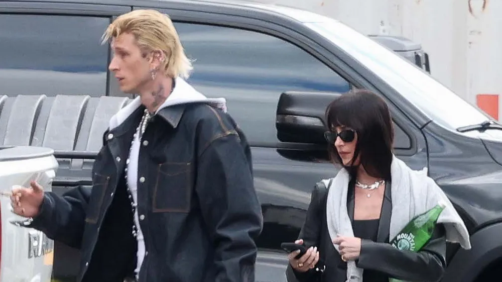 Jawa Machine Dakota Johnson dan Machine Gun Kelly Melakukan Debut Siang Hari Mereka ...