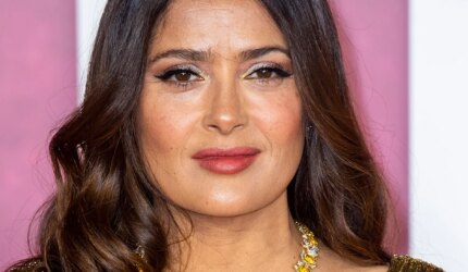 Foto Sebelum dan Sesudah Salma Hayek Menjadi Viral Saat Dokter Menunjukkan 'Bekas Luka Operasi' Meskipun Dia Mengaku Bahwa Dia 'Tidak Melakukan Operasi Plastik'