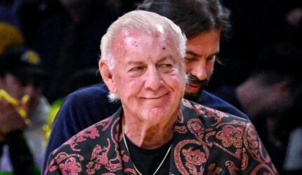 Legenda WWE Ric Flair pulih setelah dirawat di rumah sakit karena terjatuh
