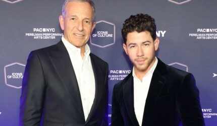 Nick Jonas Mengatakan Mantan CEO Disney Bob Iger 'Adalah Orang Pertama yang Menjangkau' Saat Jonas Brothers Bersatu Kembali pada tahun 2019