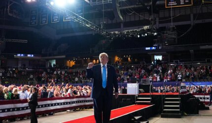 Saat kampanye paruh waktu di Kentucky, Trump mengatakan dia "bisa melakukan hal-hal yang tidak bisa dipercaya"